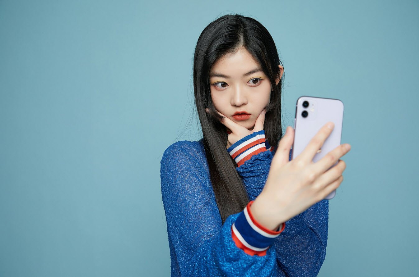 Top 20 Countries Where Women Are Most Active in Daily Selfies - Fabplaces.com